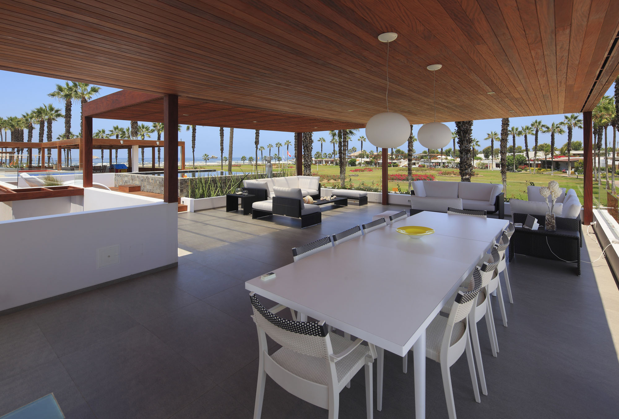 A Warm and Contemporary Cube-Shaped House Over the Surrounding Greenery in Cañete, Peru by Martín Dulanto Architect (8)