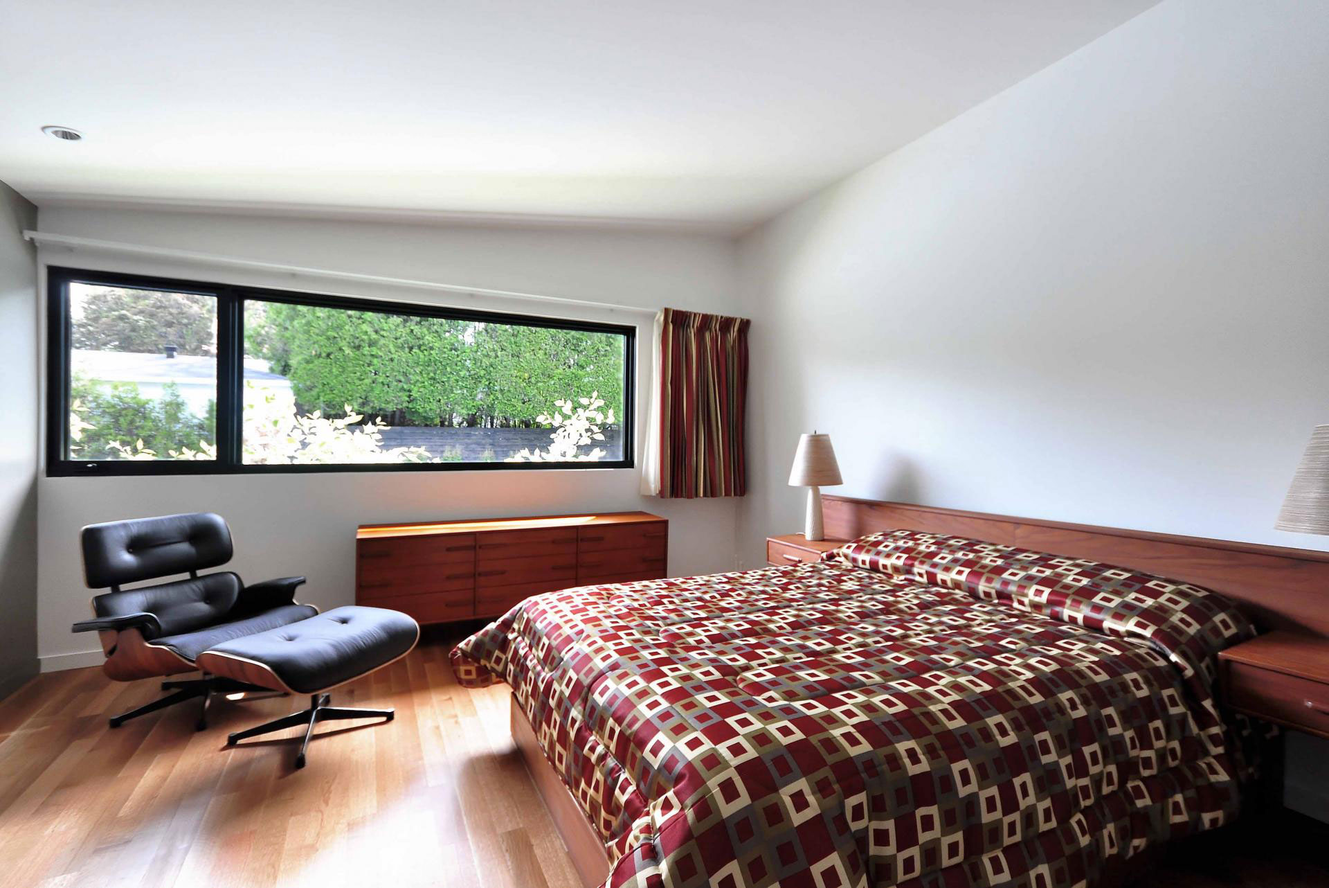 A Warm and Cozy Contemporary Home with Rich Colors and Interesting Patterns in Saint-Lambert by naturehumaine (13)