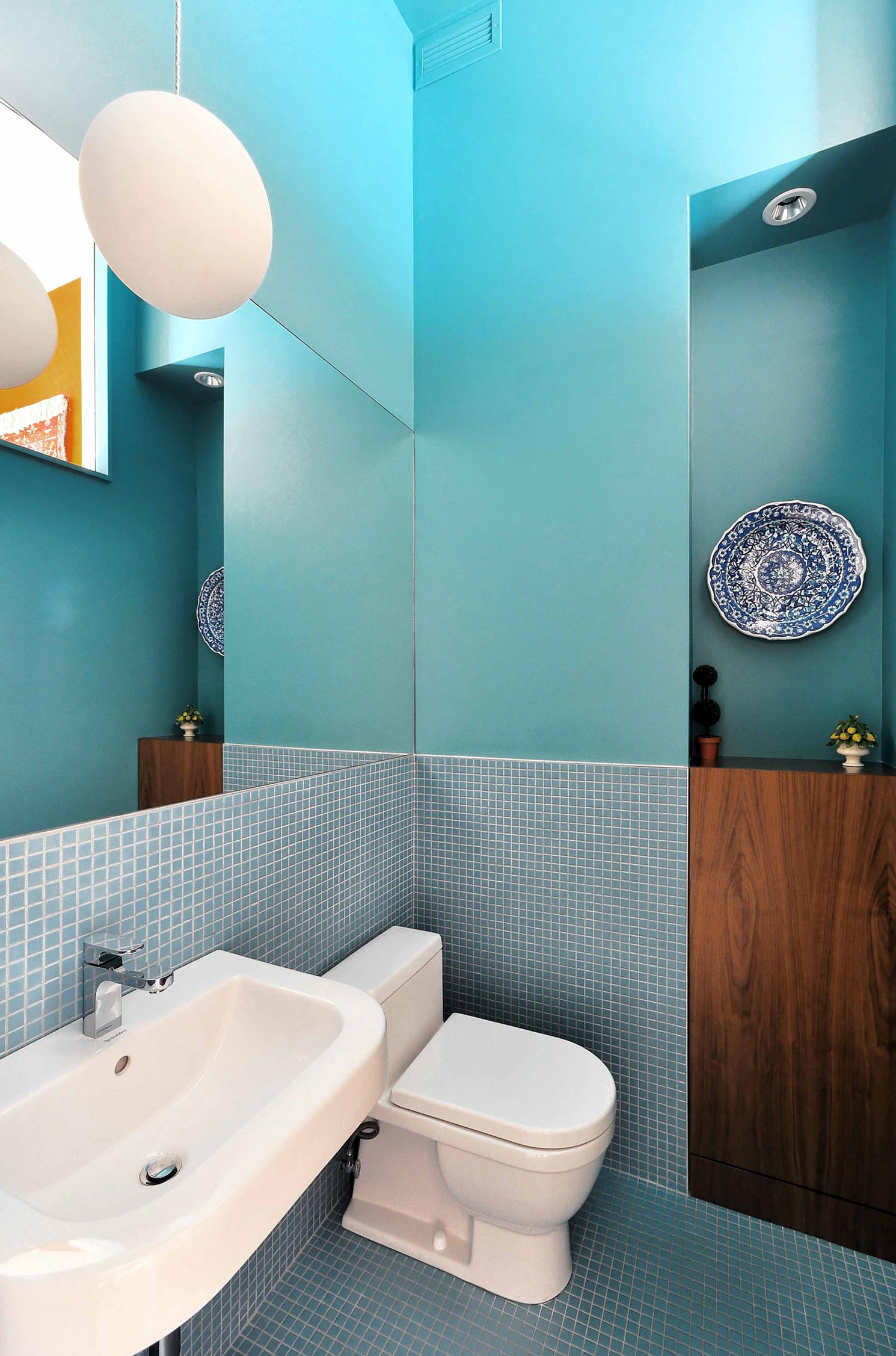 A Warm and Cozy Contemporary Home with Rich Colors and Interesting Patterns in Saint-Lambert by naturehumaine (15)