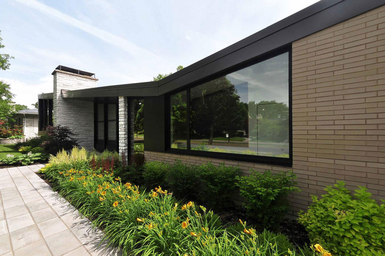 A Warm and Cozy Contemporary Home with Rich Colors and Interesting Patterns in Saint-Lambert by naturehumaine (2)