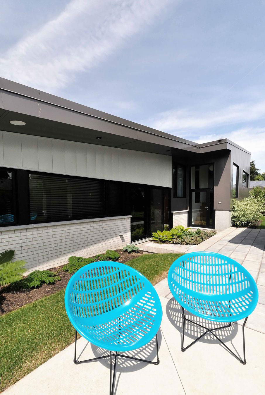 A Warm and Cozy Contemporary Home with Rich Colors and Interesting Patterns in Saint-Lambert by naturehumaine (3)