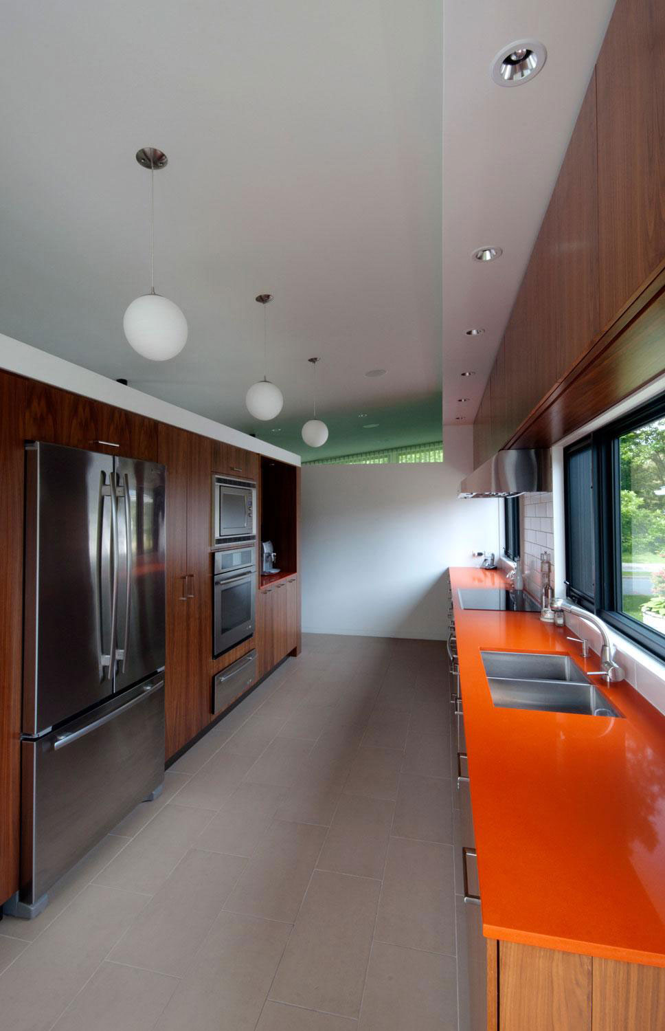 A Warm and Cozy Contemporary Home with Rich Colors and Interesting Patterns in Saint-Lambert by naturehumaine (6)