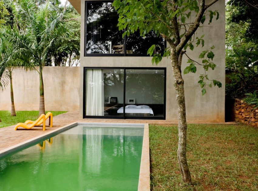 A Warm and Cozy Modern Home with Beautiful Courtyards and Pool in Goiânia, Brazil by Leo Romano (1)