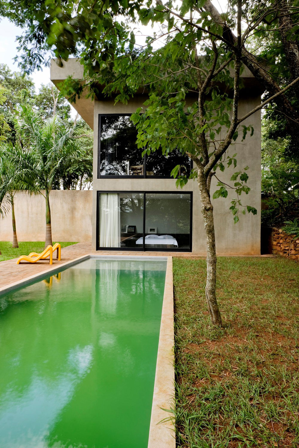 A Warm and Cozy Modern Home with Beautiful Courtyards and Pool in Goiânia, Brazil by Leo Romano (1)