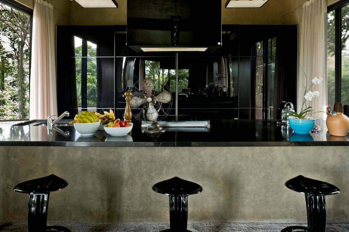 A Warm and Cozy Modern Home with Beautiful Courtyards and Pool in Goiânia, Brazil by Leo Romano (11)