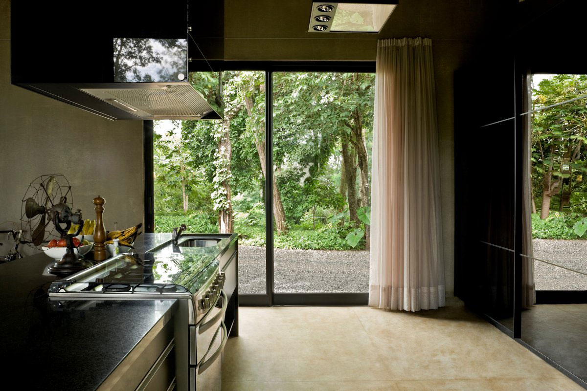 A Warm and Cozy Modern Home with Beautiful Courtyards and Pool in Goiânia, Brazil by Leo Romano (12)
