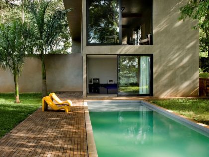 A Warm and Cozy Modern Home with Beautiful Courtyards and Pool in Goiânia, Brazil by Leo Romano (2)