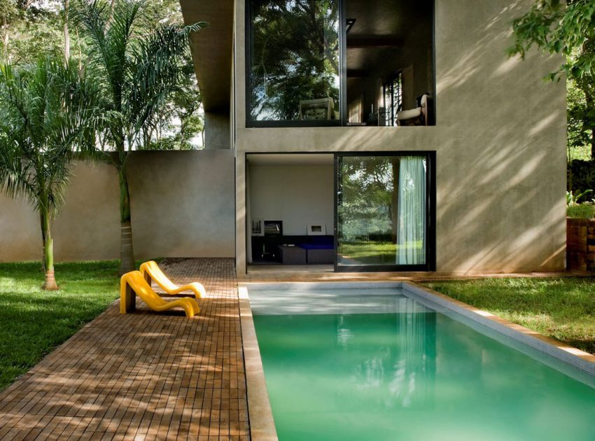 A Warm and Cozy Modern Home with Beautiful Courtyards and Pool in Goiânia, Brazil by Leo Romano (2)