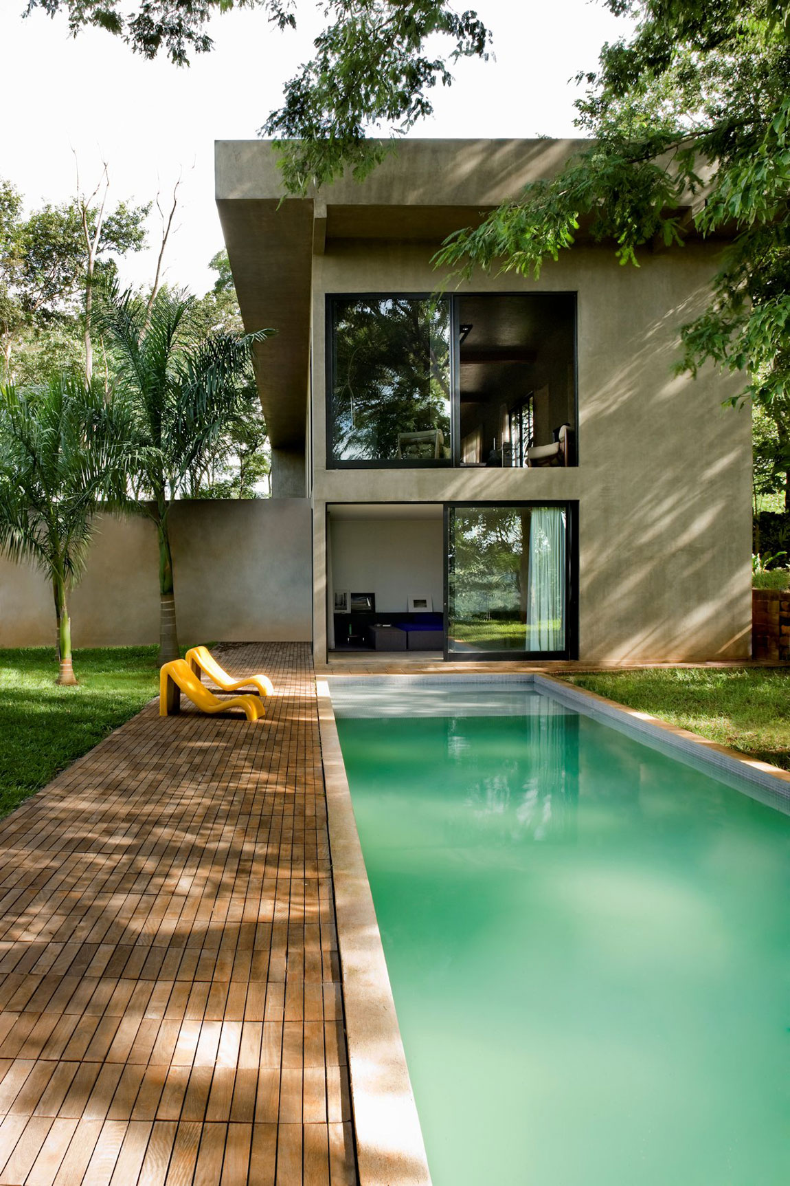 A Warm and Cozy Modern Home with Beautiful Courtyards and Pool in Goiânia, Brazil by Leo Romano (2)