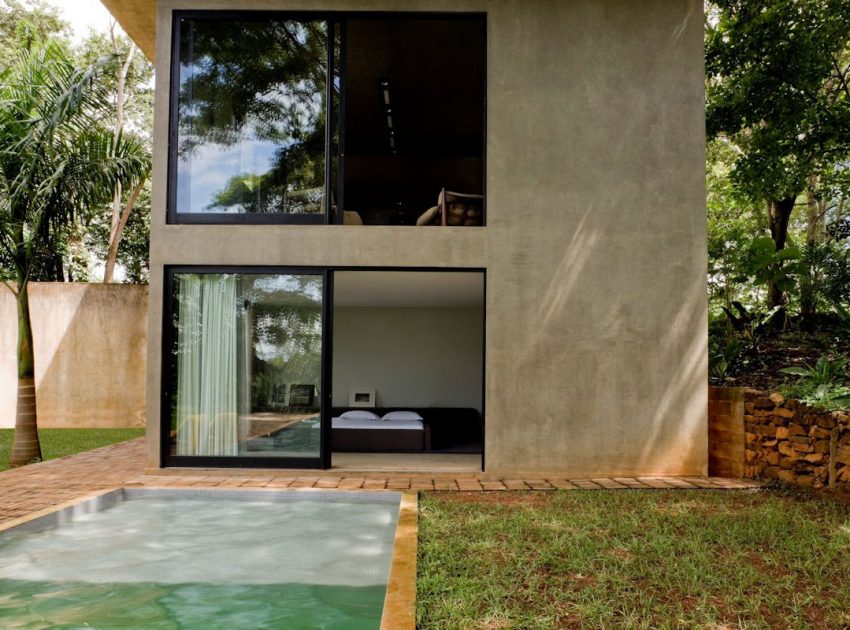 A Warm and Cozy Modern Home with Beautiful Courtyards and Pool in Goiânia, Brazil by Leo Romano (3)