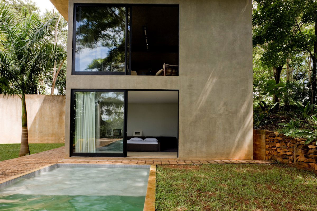 A Warm and Cozy Modern Home with Beautiful Courtyards and Pool in Goiânia, Brazil by Leo Romano (3)