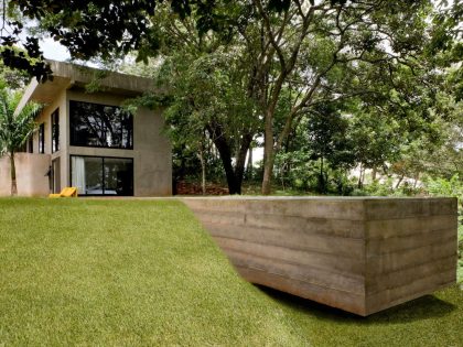 A Warm and Cozy Modern Home with Beautiful Courtyards and Pool in Goiânia, Brazil by Leo Romano (4)