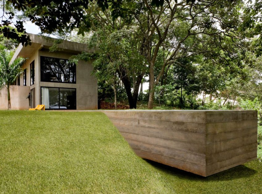 A Warm and Cozy Modern Home with Beautiful Courtyards and Pool in Goiânia, Brazil by Leo Romano (4)