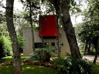 A Warm and Cozy Modern Home with Beautiful Courtyards and Pool in Goiânia, Brazil by Leo Romano (5)