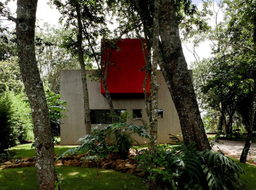 A Warm and Cozy Modern Home with Beautiful Courtyards and Pool in Goiânia, Brazil by Leo Romano (5)