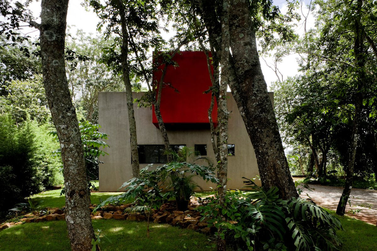 A Warm and Cozy Modern Home with Beautiful Courtyards and Pool in Goiânia, Brazil by Leo Romano (5)