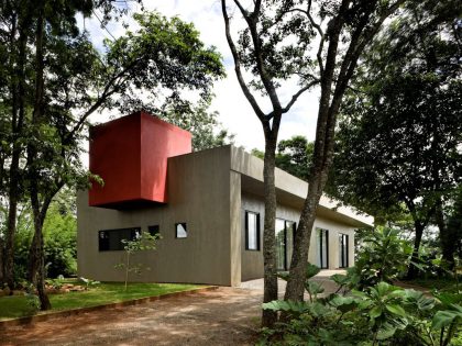 A Warm and Cozy Modern Home with Beautiful Courtyards and Pool in Goiânia, Brazil by Leo Romano (6)