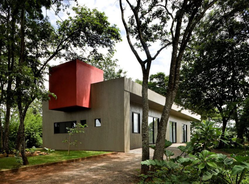 A Warm and Cozy Modern Home with Beautiful Courtyards and Pool in Goiânia, Brazil by Leo Romano (6)