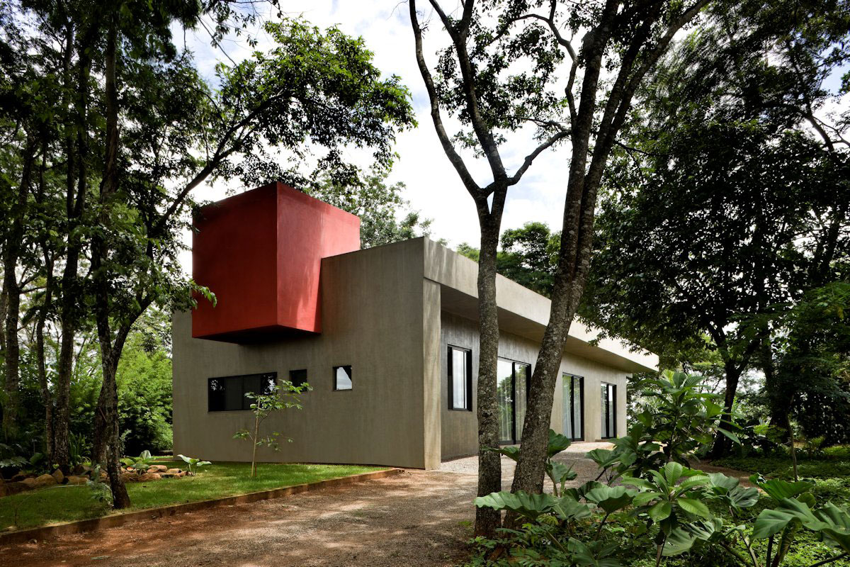 A Warm and Cozy Modern Home with Beautiful Courtyards and Pool in Goiânia, Brazil by Leo Romano (6)