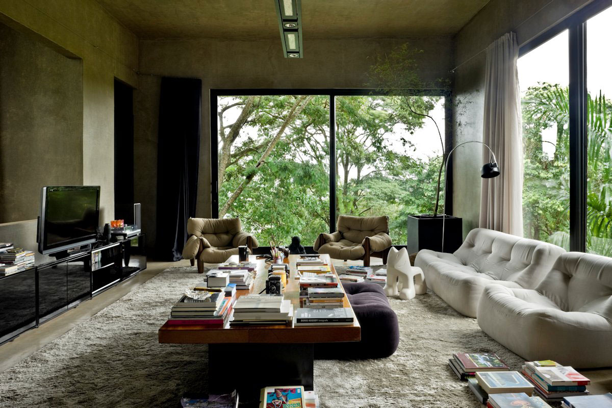 A Warm and Cozy Modern Home with Beautiful Courtyards and Pool in Goiânia, Brazil by Leo Romano (7)