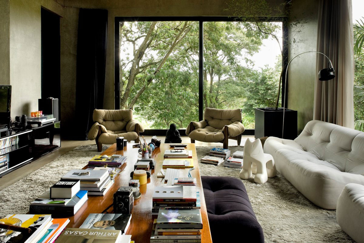 A Warm and Cozy Modern Home with Beautiful Courtyards and Pool in Goiânia, Brazil by Leo Romano (8)