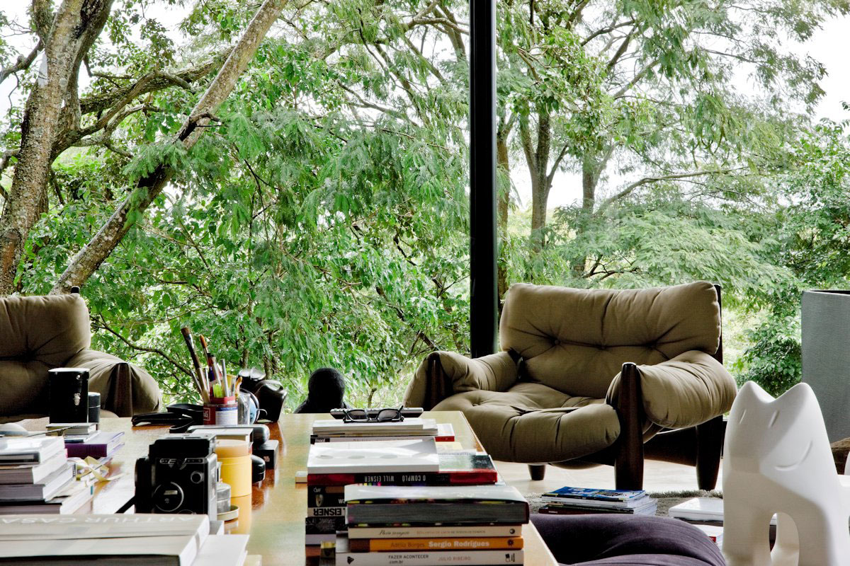 A Warm and Cozy Modern Home with Beautiful Courtyards and Pool in Goiânia, Brazil by Leo Romano (9)
