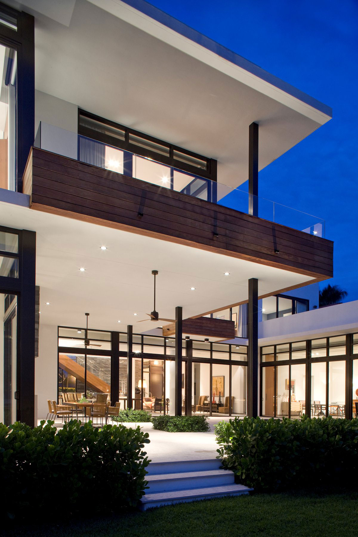 A Warm and Elegant Modern Home with Long and Narrow Pool in Golden Beach by KZ Architecture (19)