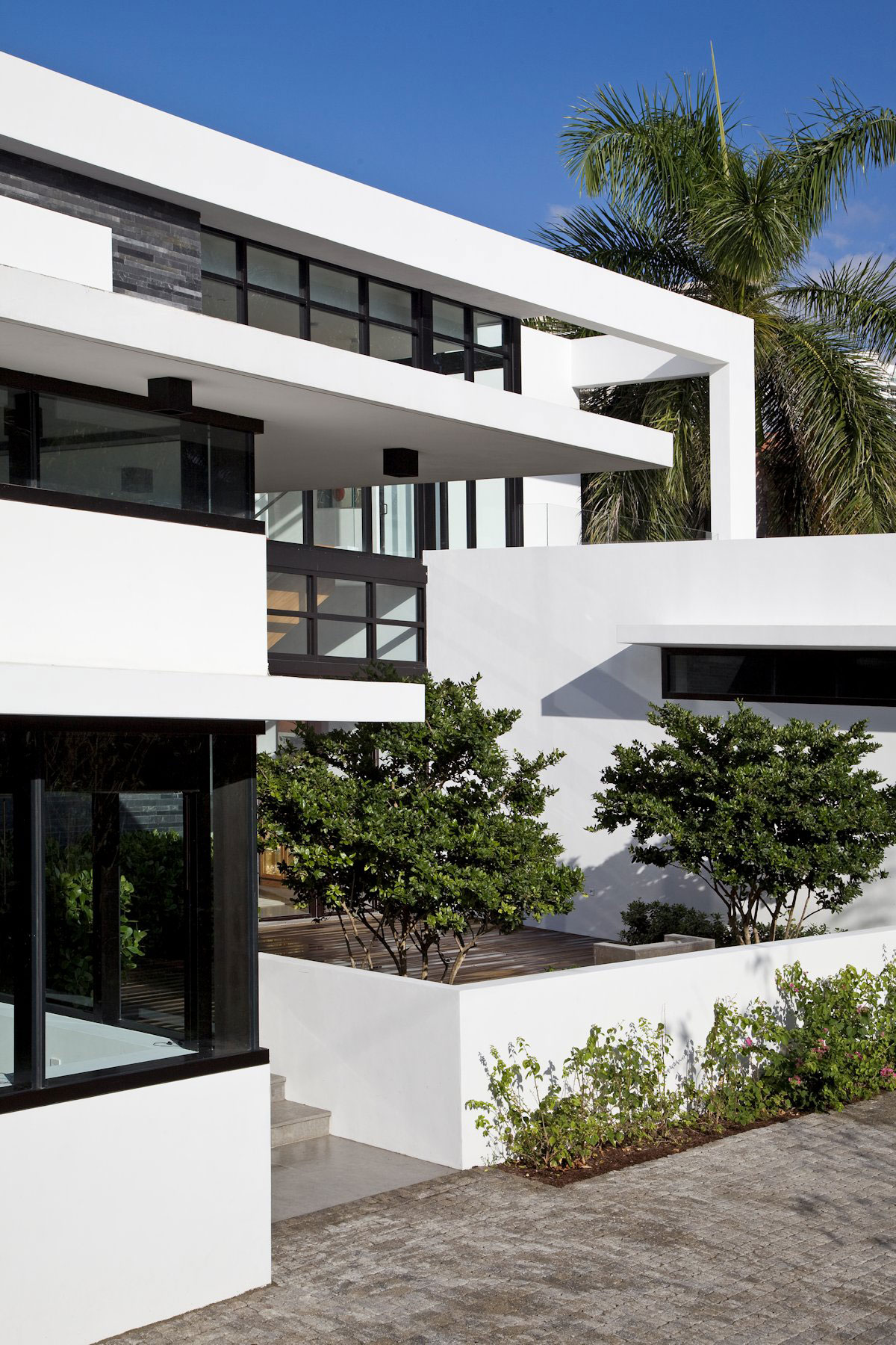 A Warm and Elegant Modern Home with Long and Narrow Pool in Golden Beach by KZ Architecture (2)