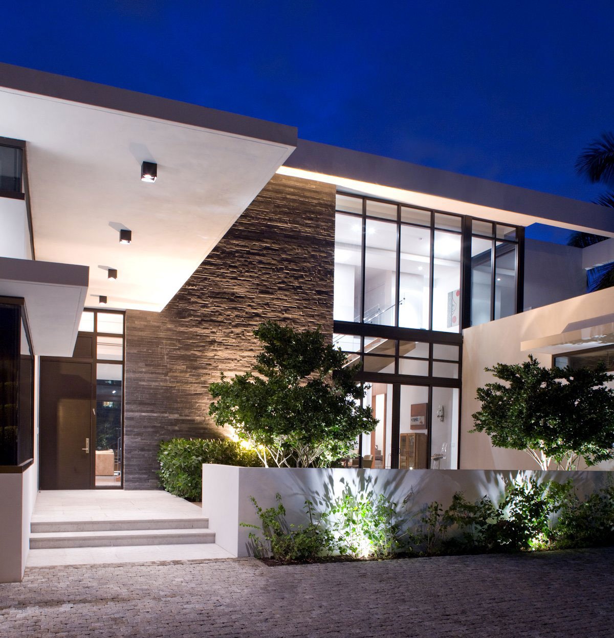 A Warm and Elegant Modern Home with Long and Narrow Pool in Golden Beach by KZ Architecture (20)