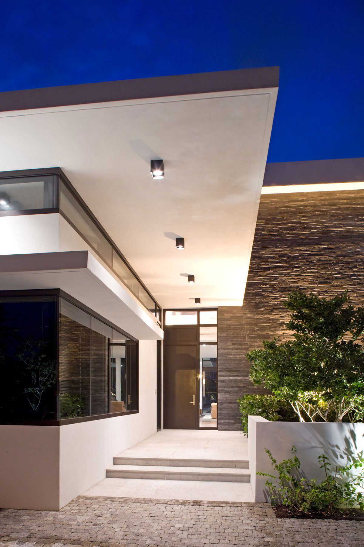 A Warm and Elegant Modern Home with Long and Narrow Pool in Golden Beach by KZ Architecture (21)