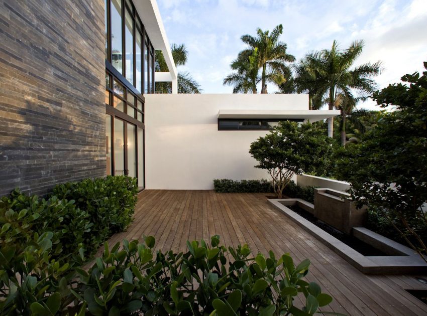 A Warm and Elegant Modern Home with Long and Narrow Pool in Golden Beach by KZ Architecture (4)