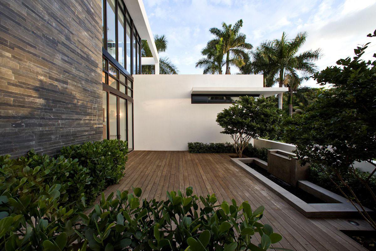 A Warm and Elegant Modern Home with Long and Narrow Pool in Golden Beach by KZ Architecture (4)