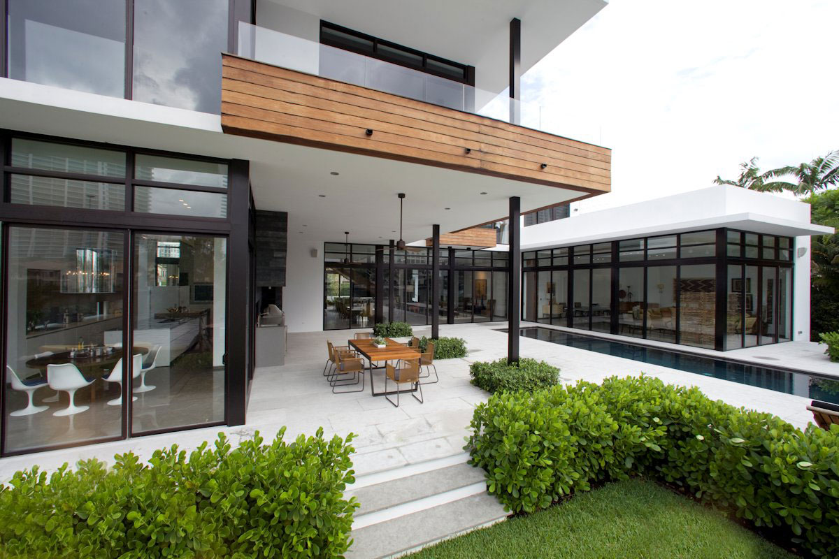 A Warm and Elegant Modern Home with Long and Narrow Pool in Golden Beach by KZ Architecture (7)