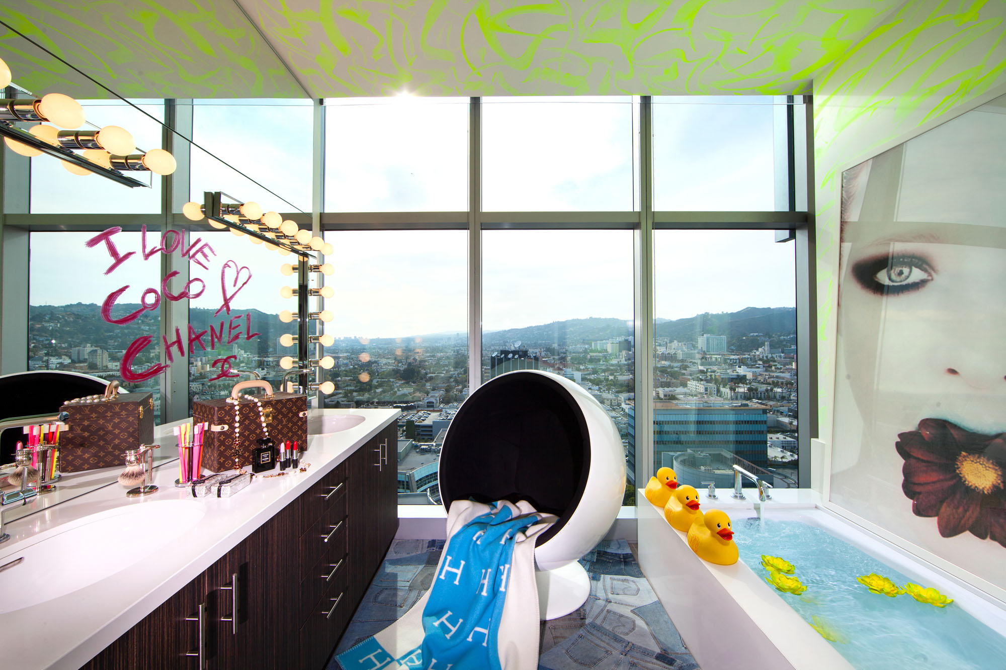 An Eclectic and Beautiful Contemporary Penthouse with Breathtaking Views in Los Angeles by Maxime Jacquet (11)