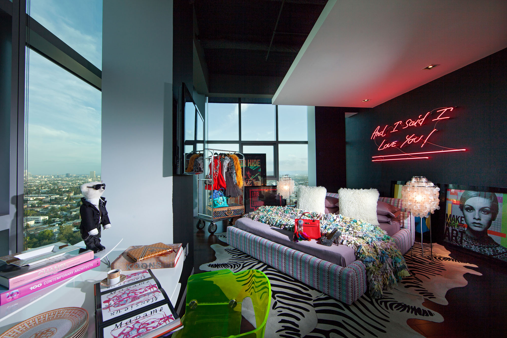 An Eclectic and Beautiful Contemporary Penthouse with Breathtaking Views in Los Angeles by Maxime Jacquet (14)