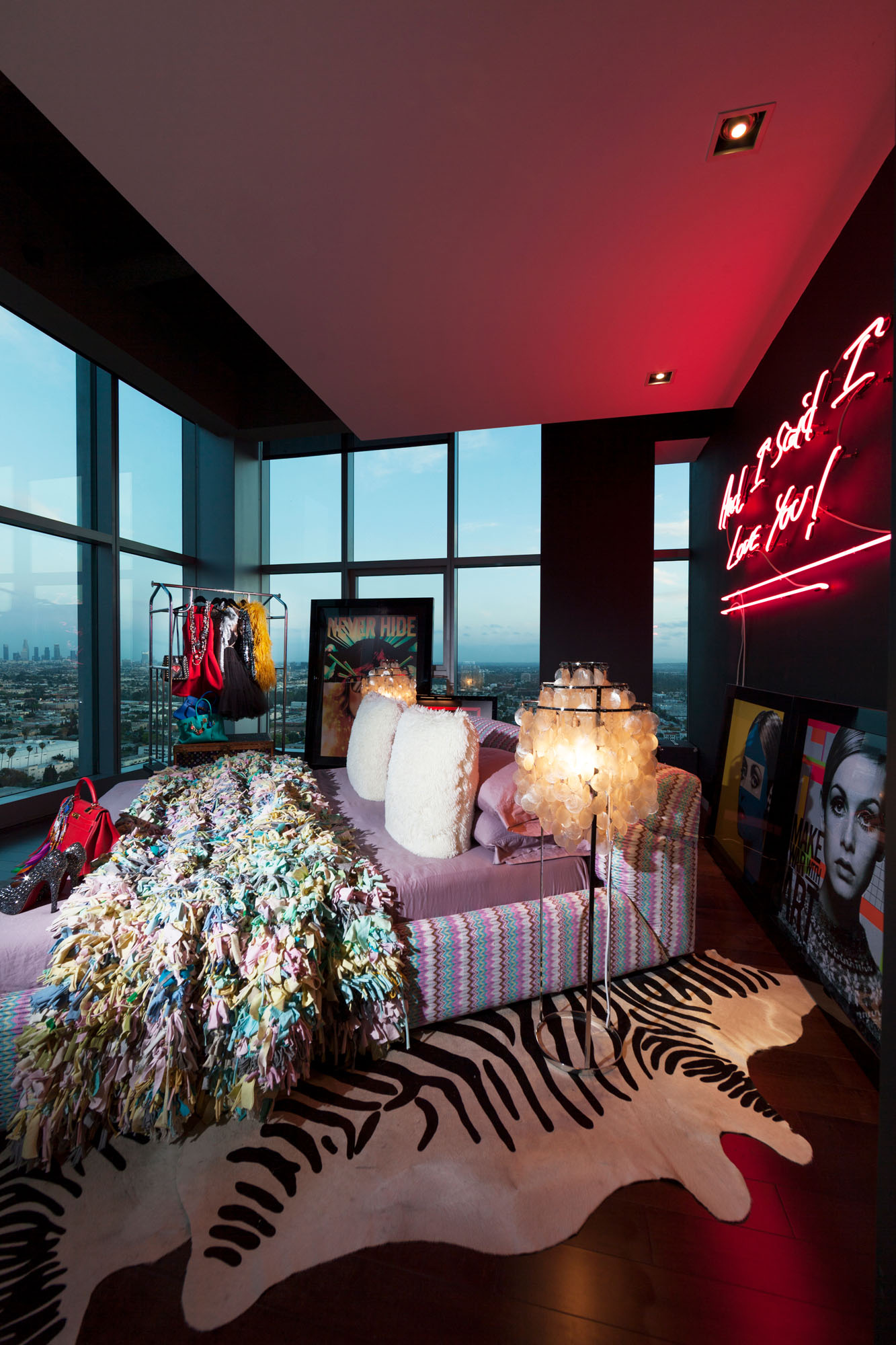 An Eclectic and Beautiful Contemporary Penthouse with Breathtaking Views in Los Angeles by Maxime Jacquet (15)