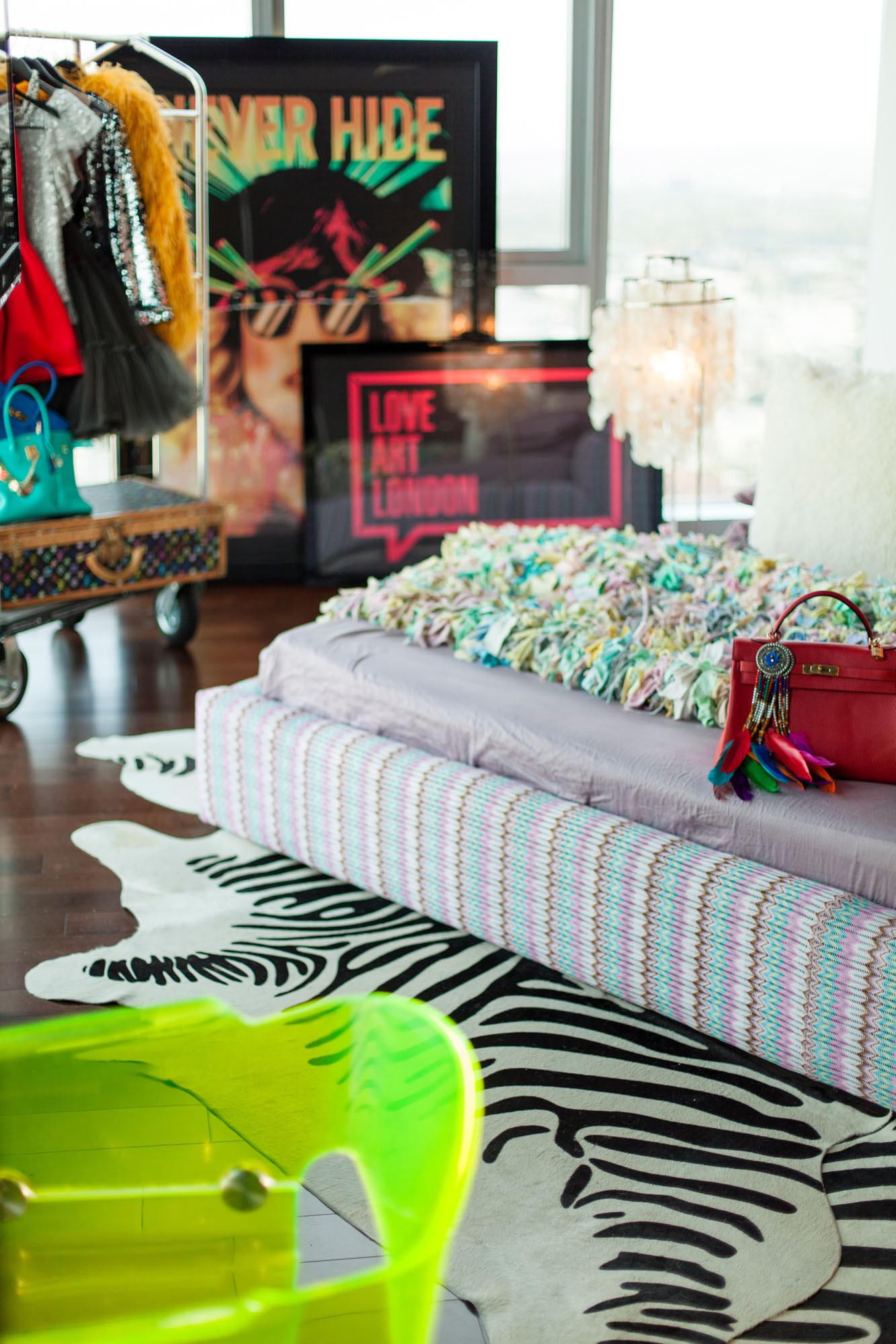 An Eclectic and Beautiful Contemporary Penthouse with Breathtaking Views in Los Angeles by Maxime Jacquet (16)