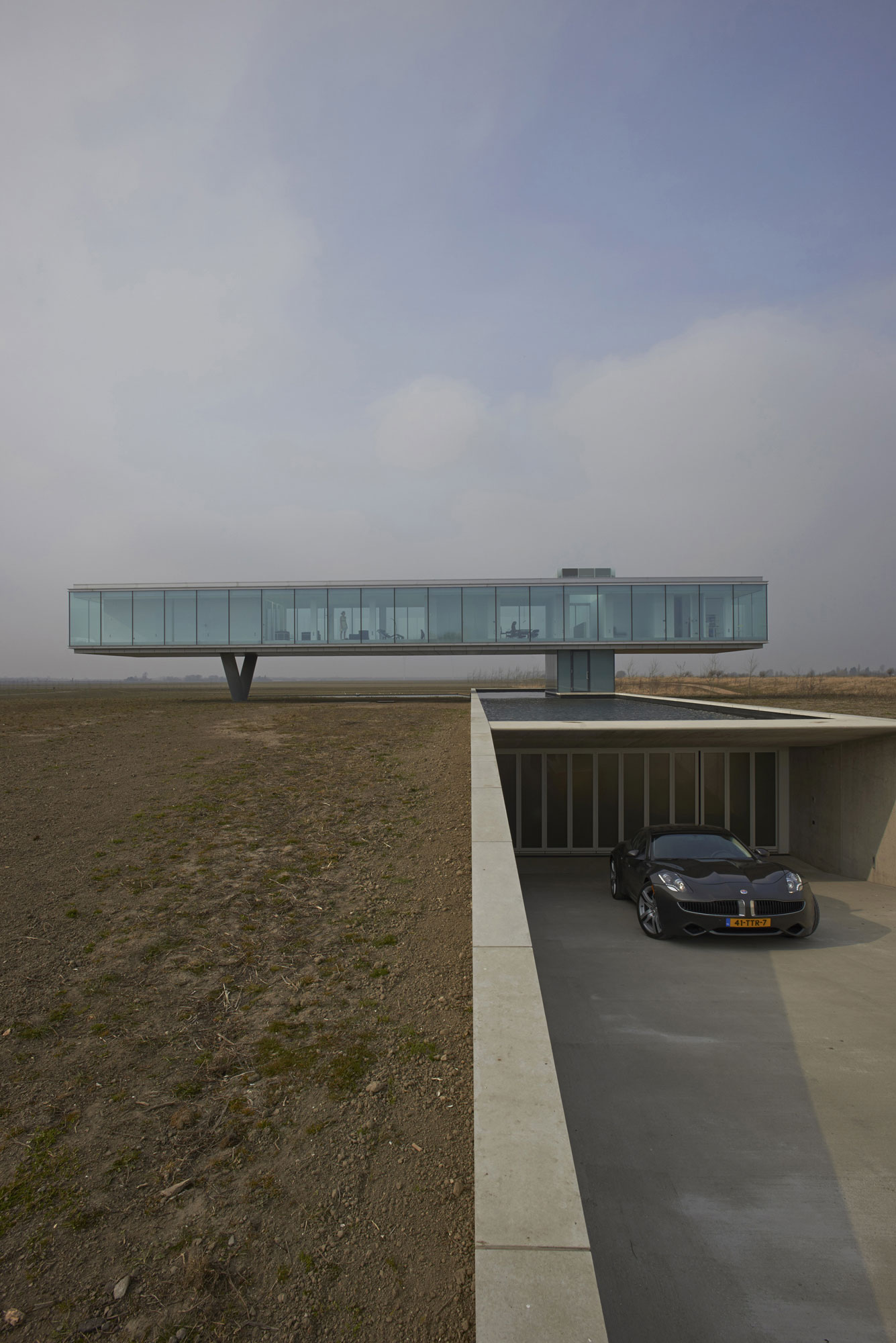 An Eco-Friendly Contemporary House Perched on the Beautiful Landscape in Noord-Beveland by Paul de Ruiter Architects (1)