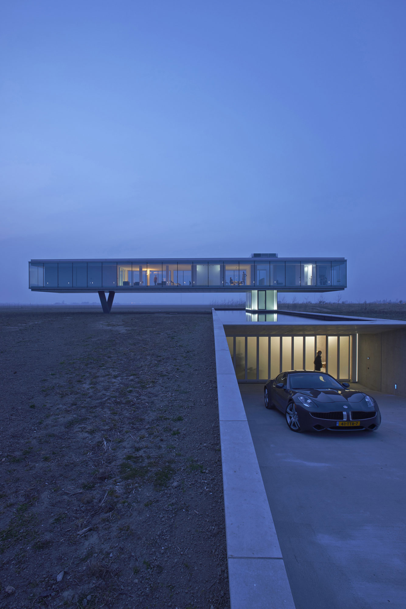 An Eco-Friendly Contemporary House Perched on the Beautiful Landscape in Noord-Beveland by Paul de Ruiter Architects (11)
