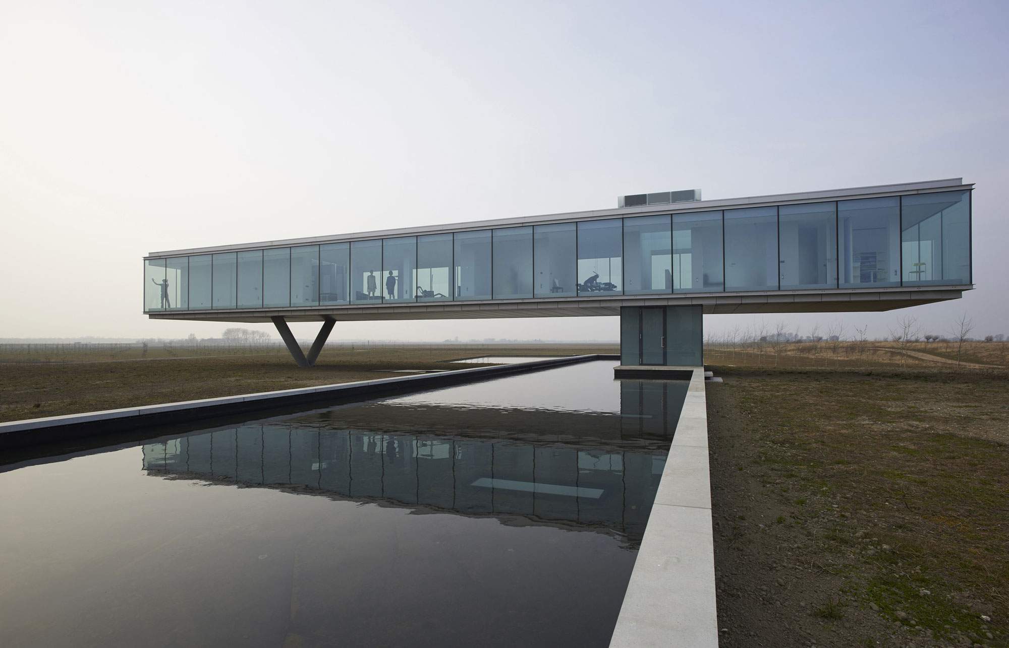 An Eco-Friendly Contemporary House Perched on the Beautiful Landscape in Noord-Beveland by Paul de Ruiter Architects (3)
