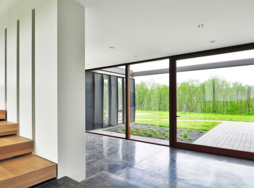 An Eco-Friendly Modern Home with Green Roof and Ventilated Facade in Blue Mounds, Wisconsin by Johnsen Schmaling Architects (11)