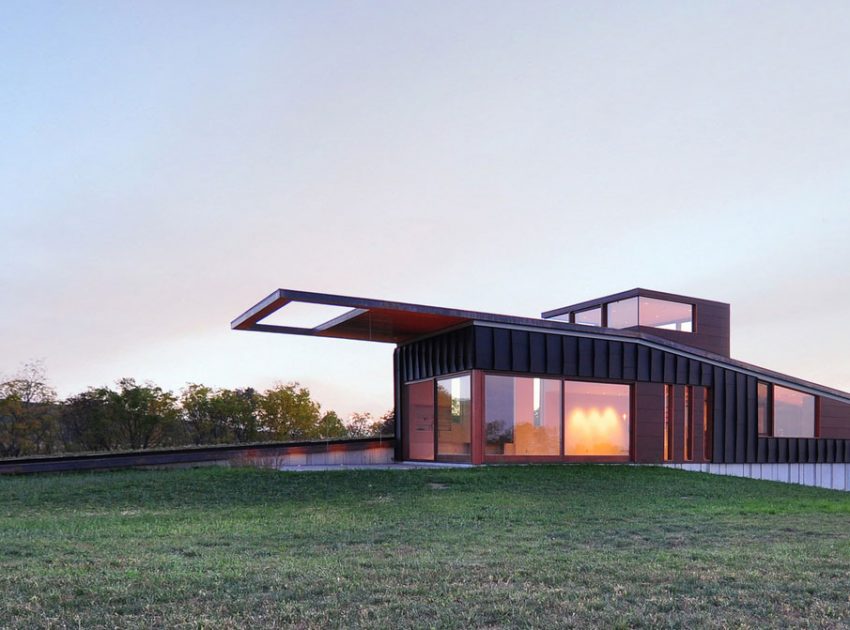 An Eco-Friendly Modern Home with Green Roof and Ventilated Facade in Blue Mounds, Wisconsin by Johnsen Schmaling Architects (16)