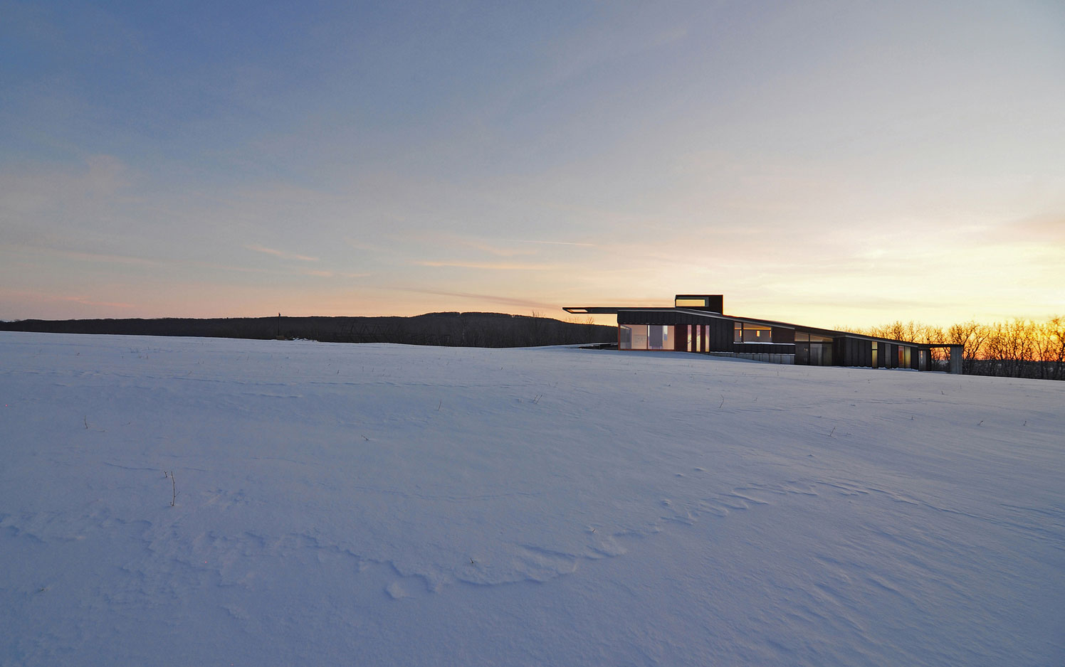 An Eco-Friendly Modern Home with Green Roof and Ventilated Facade in Blue Mounds, Wisconsin by Johnsen Schmaling Architects (17)