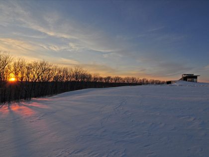 An Eco-Friendly Modern Home with Green Roof and Ventilated Facade in Blue Mounds, Wisconsin by Johnsen Schmaling Architects (18)