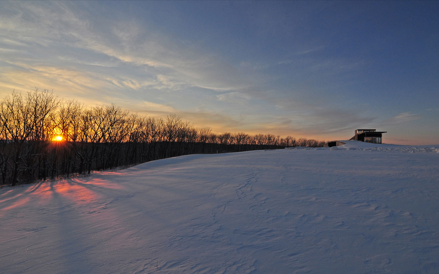An Eco-Friendly Modern Home with Green Roof and Ventilated Facade in Blue Mounds, Wisconsin by Johnsen Schmaling Architects (18)