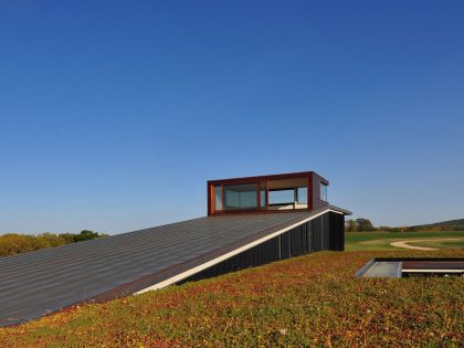 An Eco-Friendly Modern Home with Green Roof and Ventilated Facade in Blue Mounds, Wisconsin by Johnsen Schmaling Architects (4)