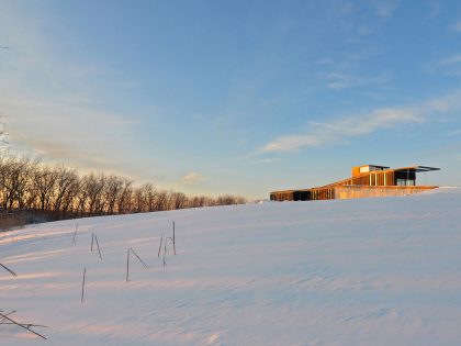 An Eco-Friendly Modern Home with Green Roof and Ventilated Facade in Blue Mounds, Wisconsin by Johnsen Schmaling Architects (5)