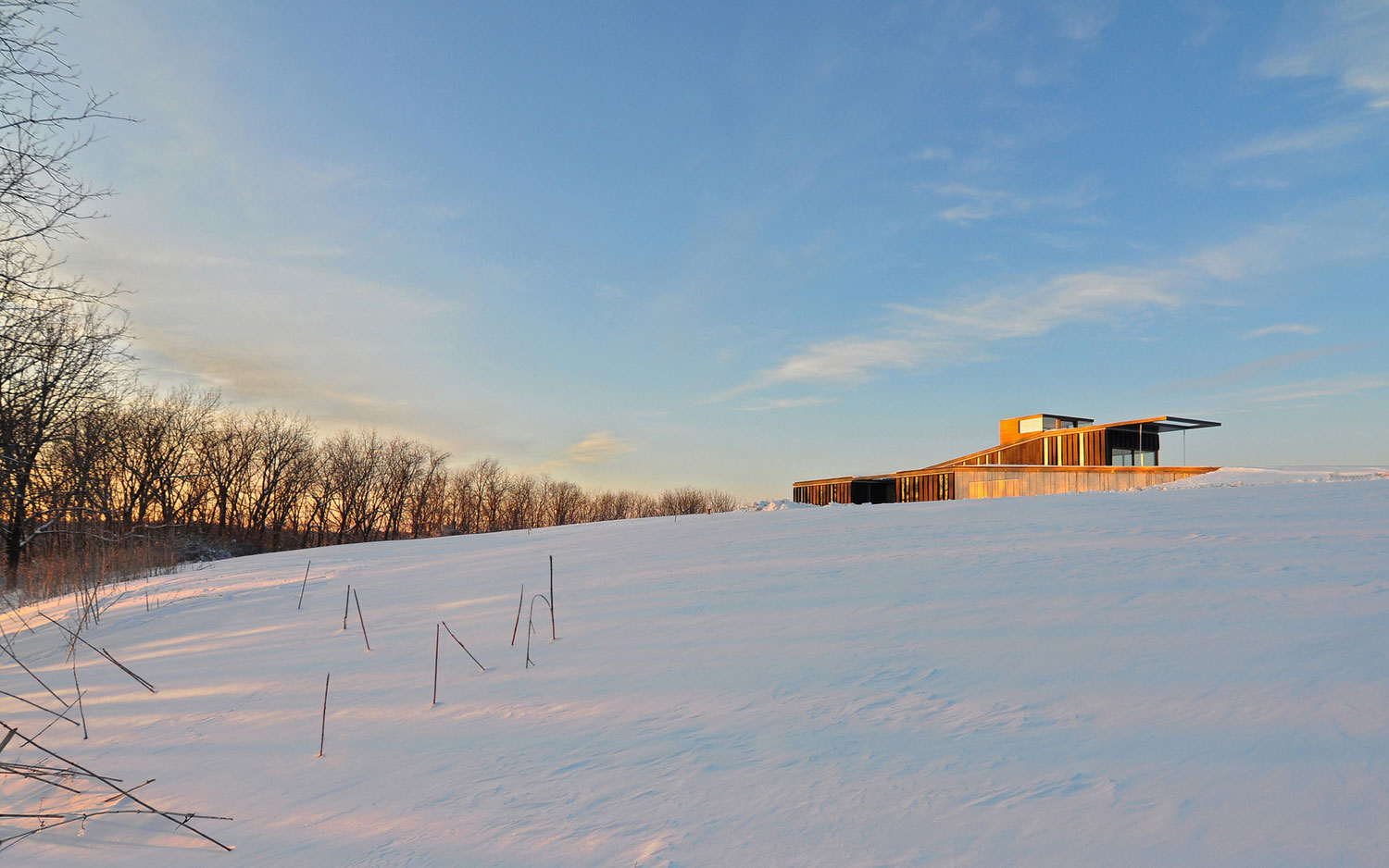 An Eco-Friendly Modern Home with Green Roof and Ventilated Facade in Blue Mounds, Wisconsin by Johnsen Schmaling Architects (5)