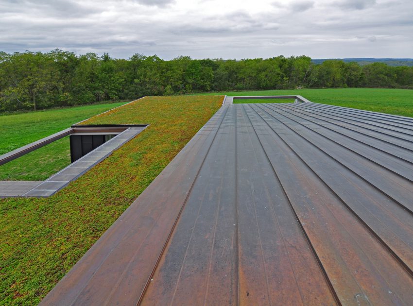 An Eco-Friendly Modern Home with Green Roof and Ventilated Facade in Blue Mounds, Wisconsin by Johnsen Schmaling Architects (6)