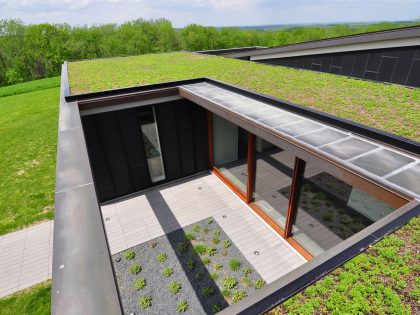 An Eco-Friendly Modern Home with Green Roof and Ventilated Facade in Blue Mounds, Wisconsin by Johnsen Schmaling Architects (7)
